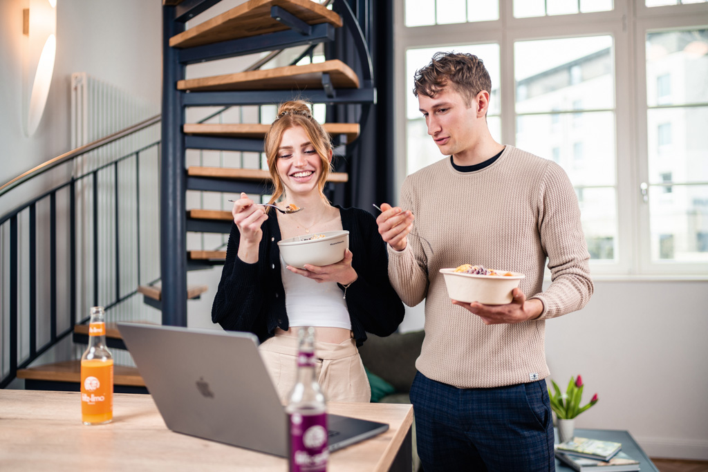 frood-personen-essen-bowl-und-reden-miteinander